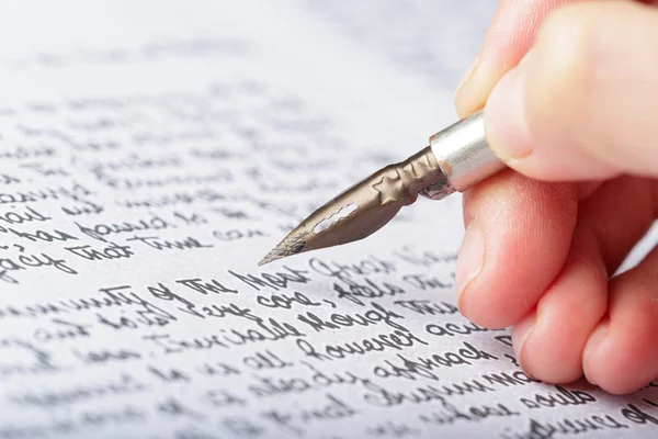 アンティーク万年筆で書く人間の手 — ストック写真