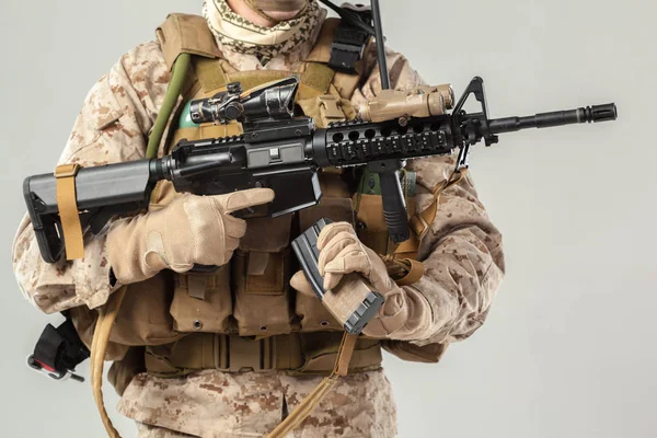 Солдат Камуфляжі Тримає Гвинтівку — стокове фото