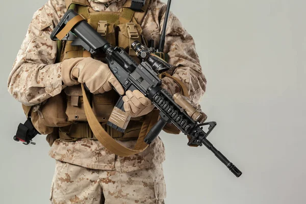 Soldat Kamuflasje Holder Rifle – stockfoto