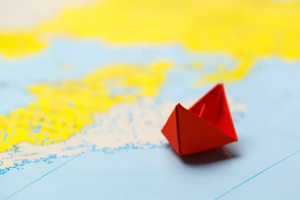 Harita Üzerinde Origami Kağıt Gemi Görünümü Kapat — Stok fotoğraf