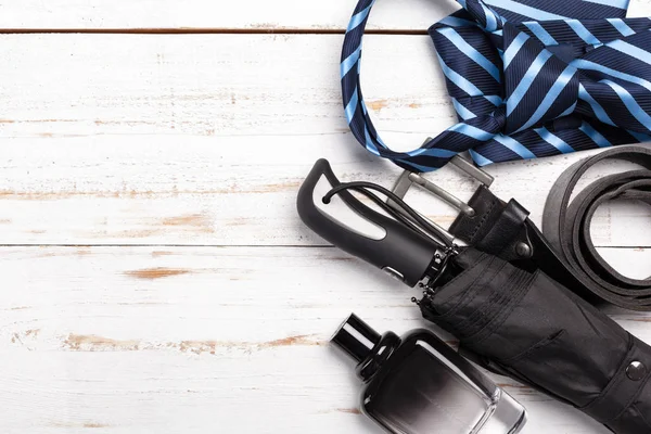 Ahşap arka plan üzerinde farklı erkek aksesuarları  