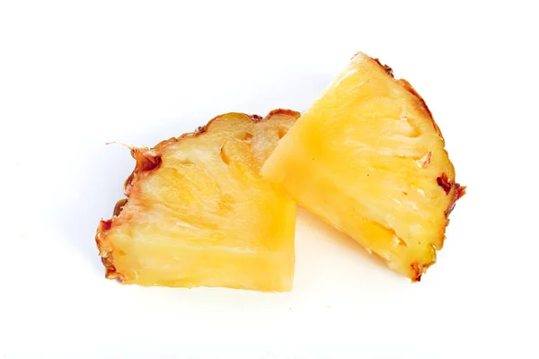 スライスしたパイナップルを白で隔離の詳細ビュー — ストック写真