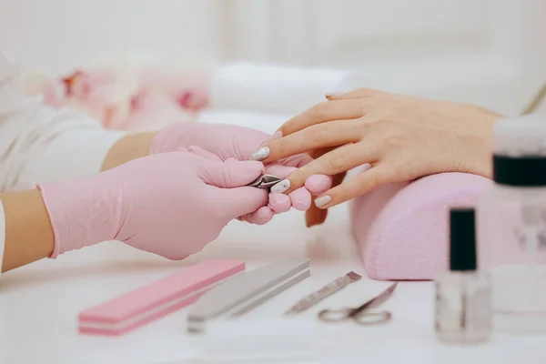 Ręce Kobieta Odbiera Manicure Salonie Piękności — Zdjęcie stockowe