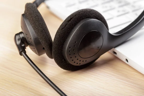 Laptop klavye üzerinde mikrofon kulaklık