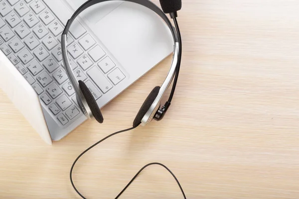 Laptop klavye üzerinde mikrofon kulaklık