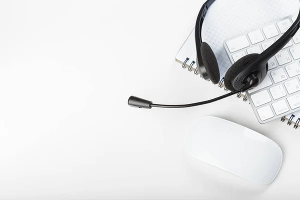 Ακουστικά Μικρόφωνο Στο Πληκτρολόγιο Του Φορητού Υπολογιστή — Φωτογραφία Αρχείου