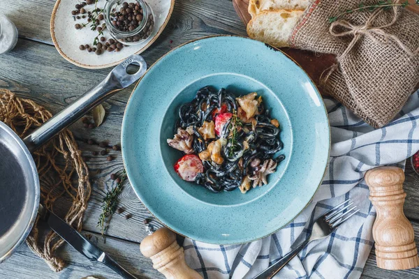 Mavi plaka üzerinde siyah makarna karides ile ayrıntı görünümü