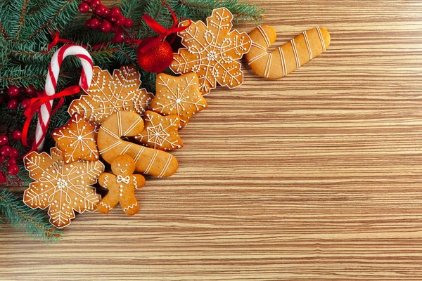 Weihnachten Hintergrund Mit Tannenzweigen Von Lebkuchen Dekoriert — Stockfoto