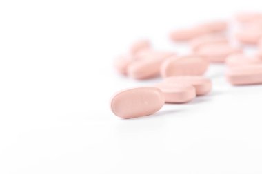 Beyaz arka planda izole edilmiş pembe haplar