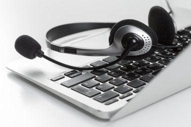 Laptop klavye üzerinde mikrofon kulaklık