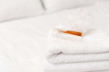 Otel odasındaki yatakta temiz havlular.