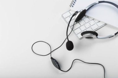 Laptop klavye üzerinde mikrofon kulaklık