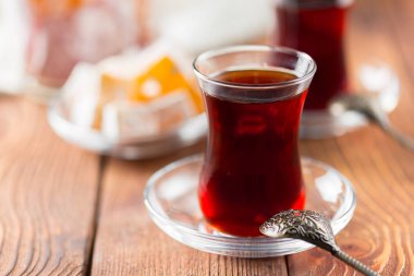 Ahşap masa üzerinde Türk bardaklarda kırmızı çay