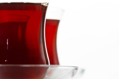 Beyaz arka plan üzerinde izole geleneksel cam Türk çayı
