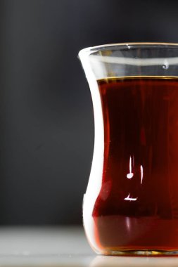 Geleneksel Türk çay görünümü Kapat