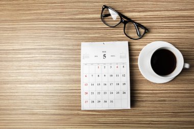 ahşap arka plan sayfalarında takvim ile çalışma alanı