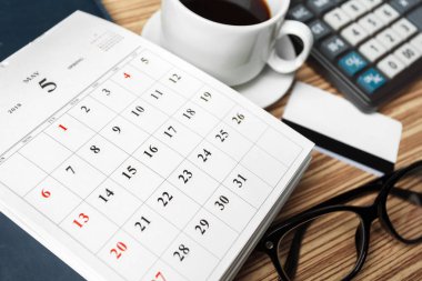 ahşap arka plan sayfalarında takvim ile çalışma alanı