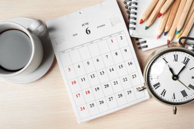 ahşap arka plan sayfalarında takvim ile çalışma alanı