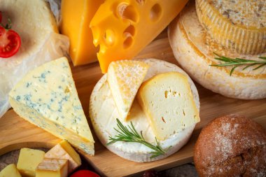 ahşap masa üzerinde peynir yakın çekim