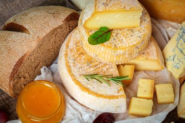 ahşap masa üzerinde peynir yakın çekim