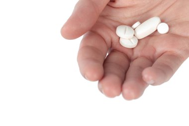 Beyaz arka plan üzerinde izole hapları tutan kadın el