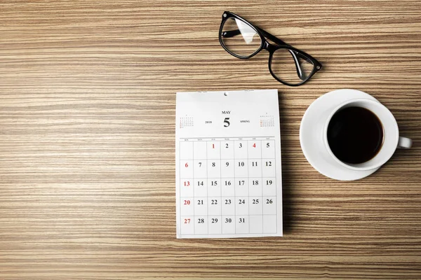 ahşap arka plan sayfalarında takvim ile çalışma alanı