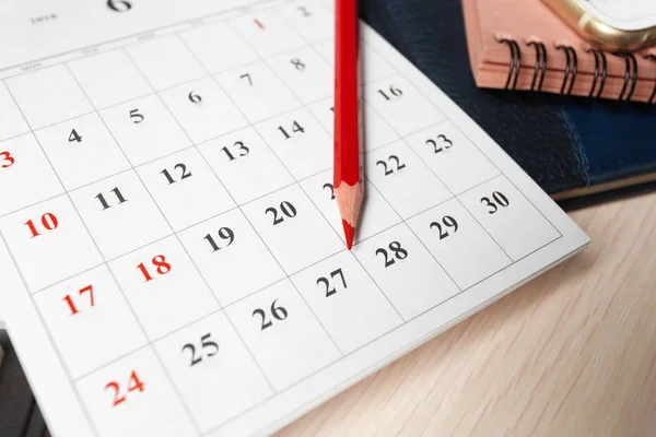 Primer Plano Del Calendario Con Lápiz Rojo — Foto de Stock