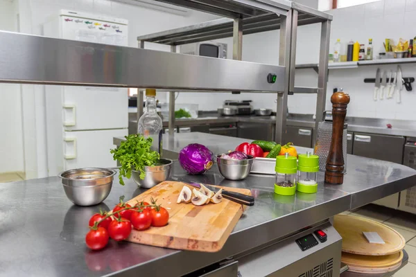 Verschiedenes Gemüse Und Geschirr Auf Dem Küchentisch Restaurant — Stockfoto
