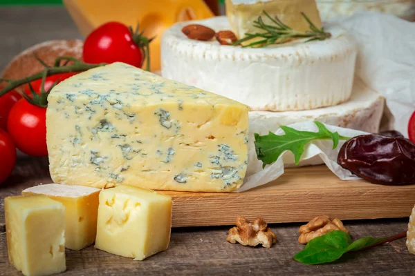 ahşap masa üzerinde peynir yakın çekim