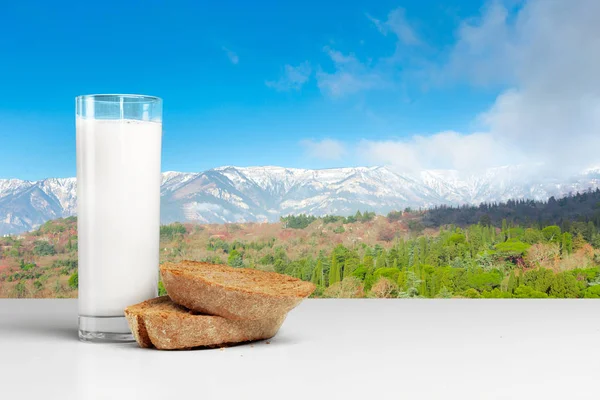 Brot Und Milch Auf Weißem Tisch Bio Lebensmittelkonzept — Stockfoto