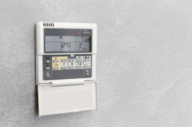 Bir otel odasında klima uzaktan kumanda