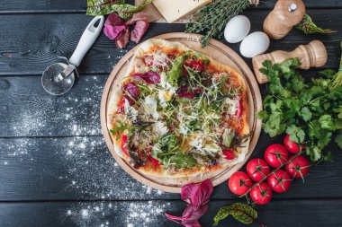 Lezzetli pizza koyu ahşap arka plan üzerinde