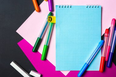 Yazı tahtası üzerinde okul ve ofis malzemeleri