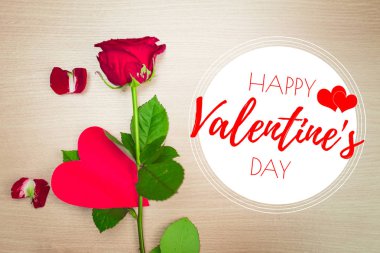 Sevgililer günü tebrik kartı ile kırmızı gül