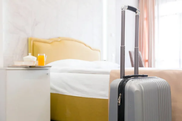 Βαλίτσα Τσάντα Αποσκευών Μοντέρνο Δωμάτιο Ξενοδοχείου — Φωτογραφία Αρχείου