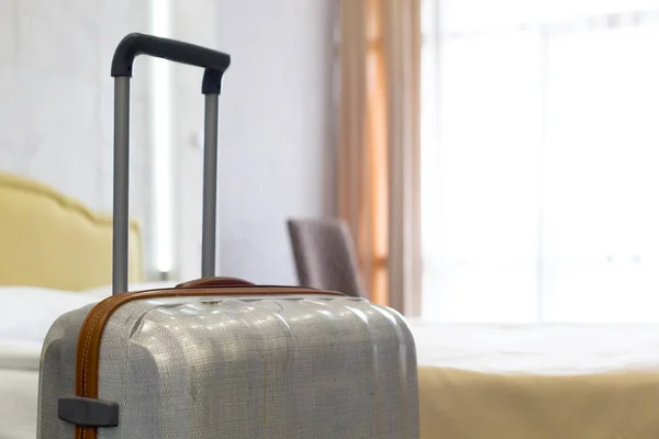 现代旅馆房间里的手提箱或行李袋 — 图库照片