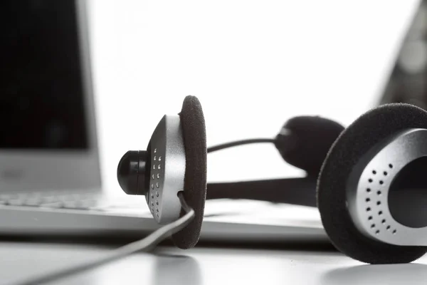 Headset Auf Der Tastatur Des Computer Laptops — Stockfoto