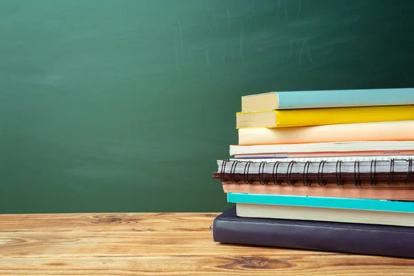 Aula Con Pizarra Mesa Madera Libros — Foto de Stock