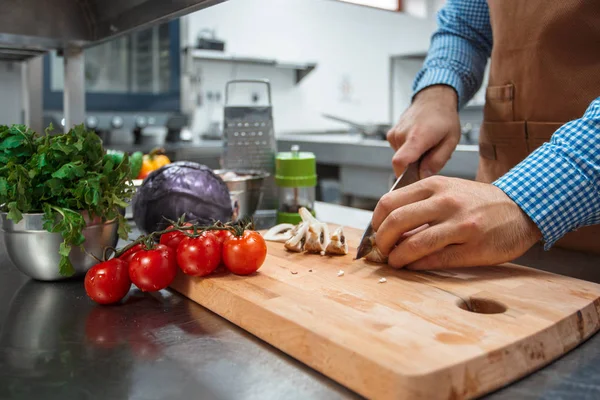 Şef kahverengi önlük bir Restoran mutfağında yemek