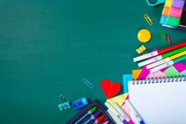 Yazı tahtası üzerinde okul ve ofis malzemeleri