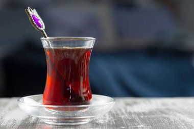 Ahşap bir masa üzerinde Türk bardaklarda kırmızı çay