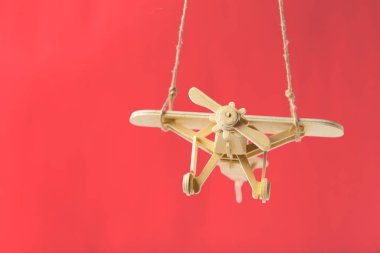 oyuncak uçak yakın çekim kırmızı zemin üzerine