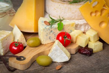 ahşap masa üzerinde peynir yakın çekim 