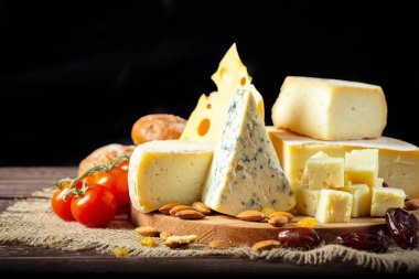 peynir ahşap masa üzerinde farklı türde yakın çekim