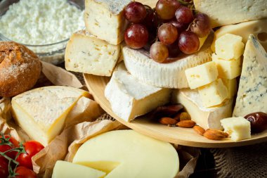 peynir ahşap masa üzerinde farklı türde yakın çekim