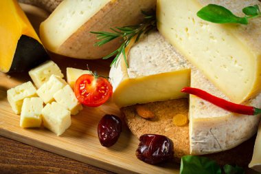 peynir ahşap masa üzerinde farklı türde yakın çekim