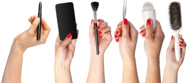 Beyaz arka plan üzerinde izole öğeleri makyaj ile el yakın çekim 