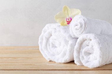 çiçek ile rulo havlu