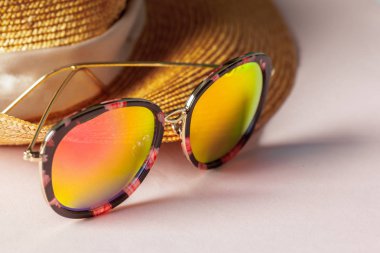 yaz şapka ve güneş gözlüğü beyaz zemin üzerine izole yakın çekim  