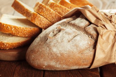 ahşap masa üzerinde taze pişmiş ekmek